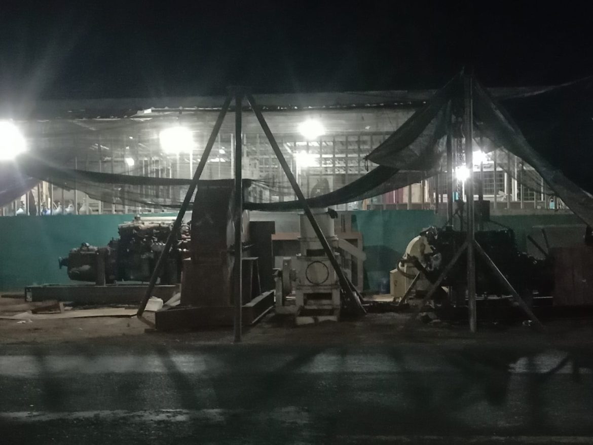 Nekat Tabrak Aturan! Bengkel Konstruksi Jatim Teknik Grup Diduga Tak Berizin, Gunakan Bahu Jalan untuk Usaha.