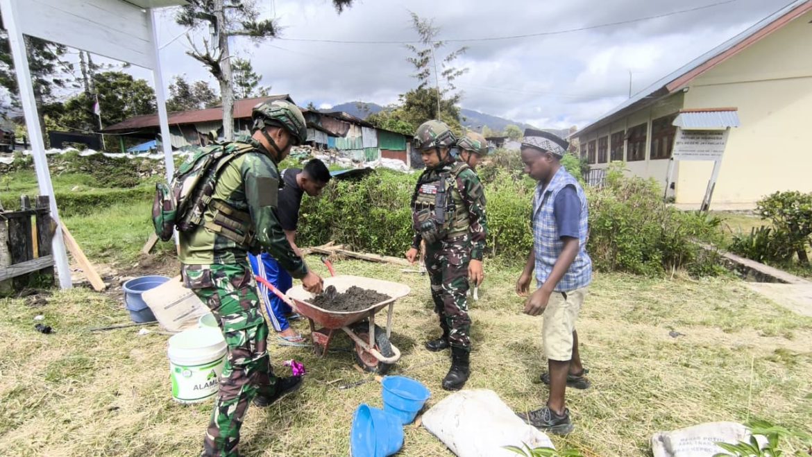 Satgas Yonif 521/DY Karya Bhakti Mendirikan Gapura MTSN Walesi