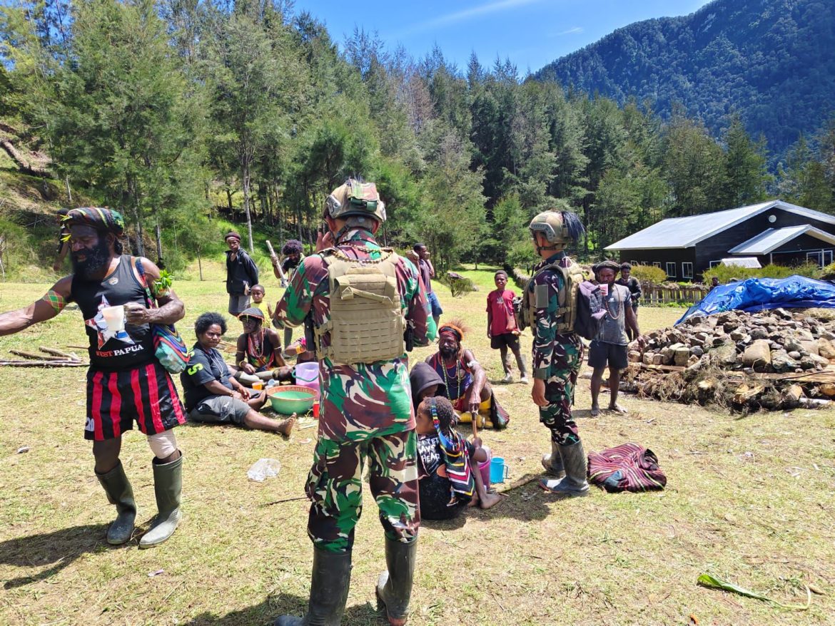 Satgas Yonif 700/WYC Bantu Warga Siapkan Acara Bakar Batu di Kampung Wuloni Wujud Kedekatan TNI dengan Masyarakat Papua