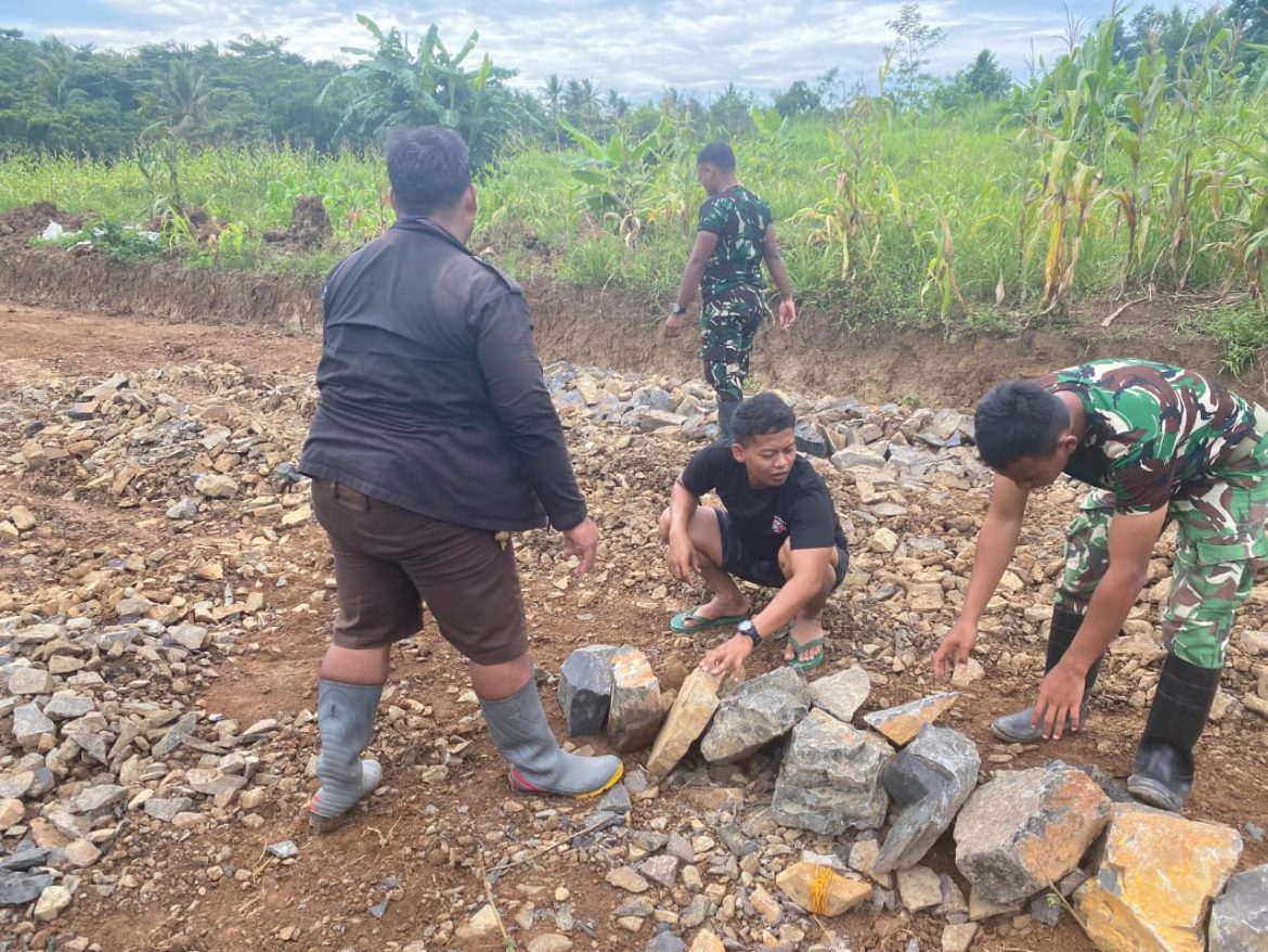 Satgas TMMD Ke-126 Kodim 0601/Pandeglang Terus Lanjutkan Pekerjaan Pengerasan Jalan, Capai Progres 72% di Hari Ke-17